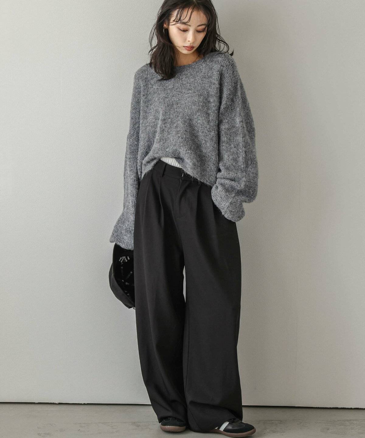 パンツコーデの女性