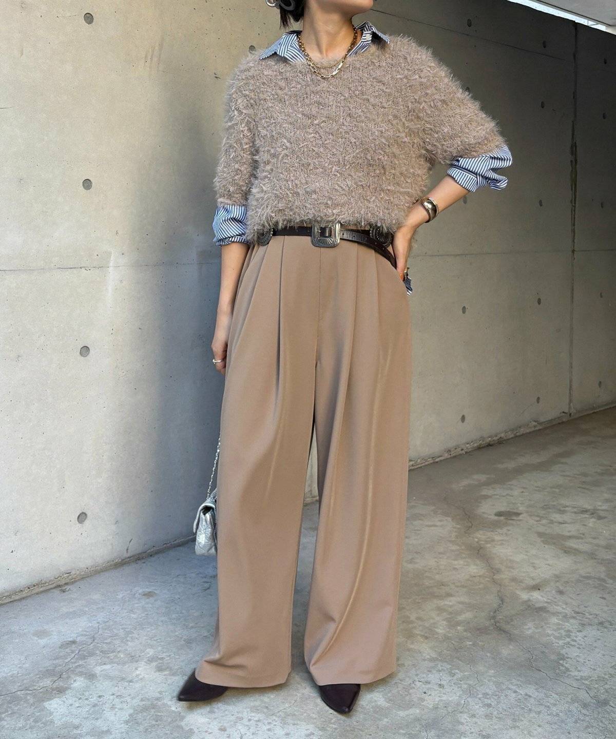 パンツコーデの女性