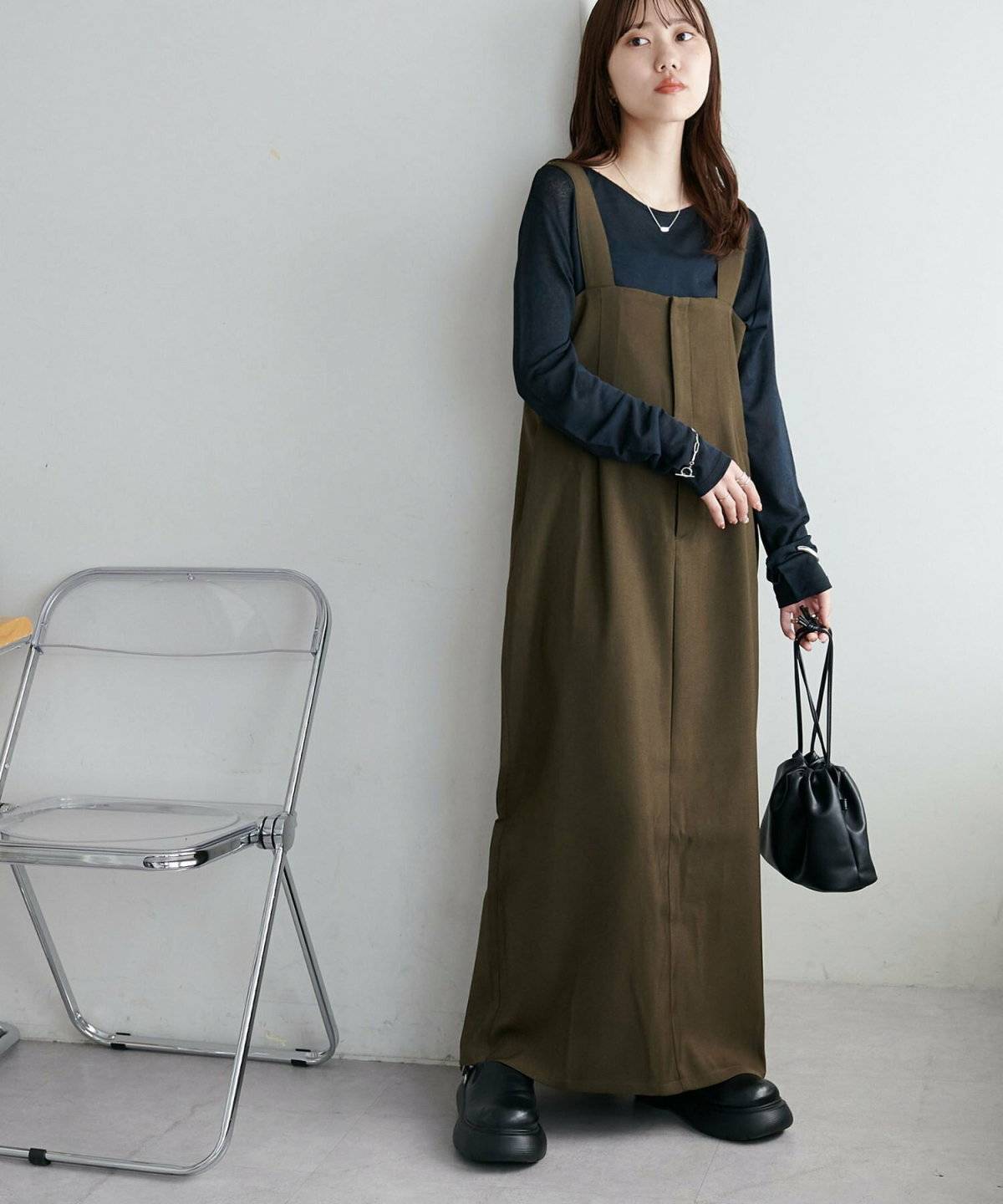ワンピースコーデの女性