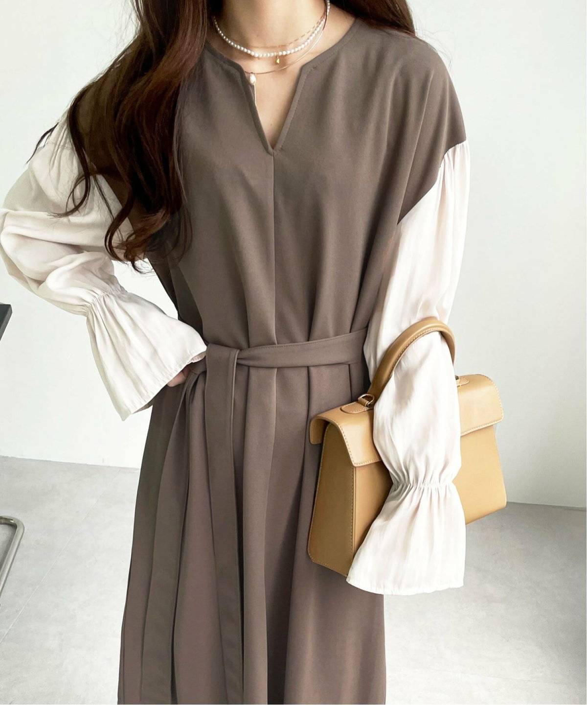 ワンピースコーデの女性