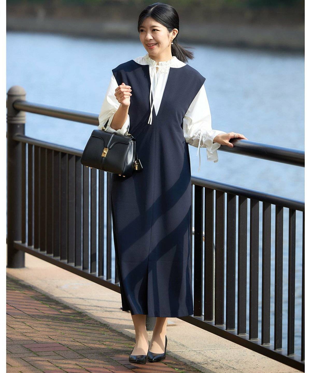 ワンピースコーデの女性