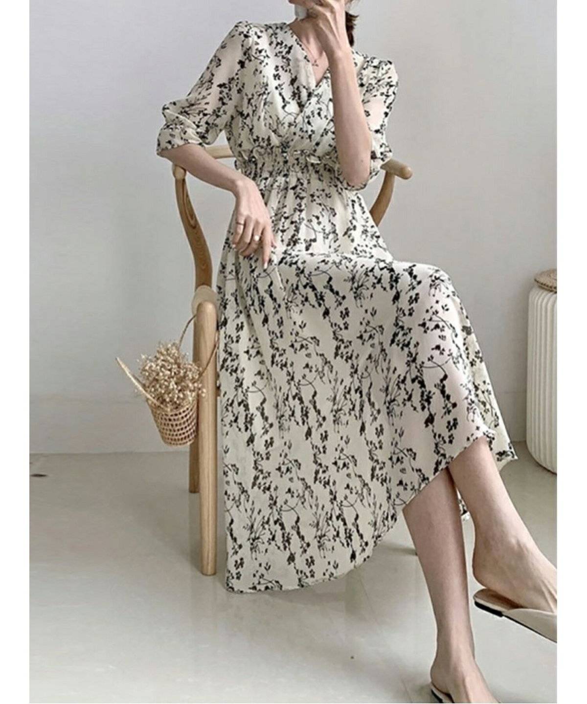 ワンピースコーデの女性