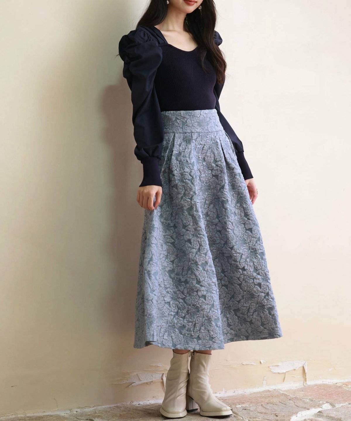 ロングスカートコーデの女性