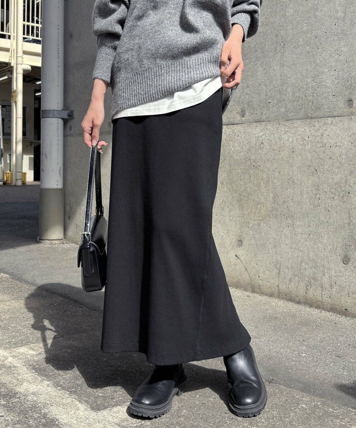 ロングスカートコーデの女性