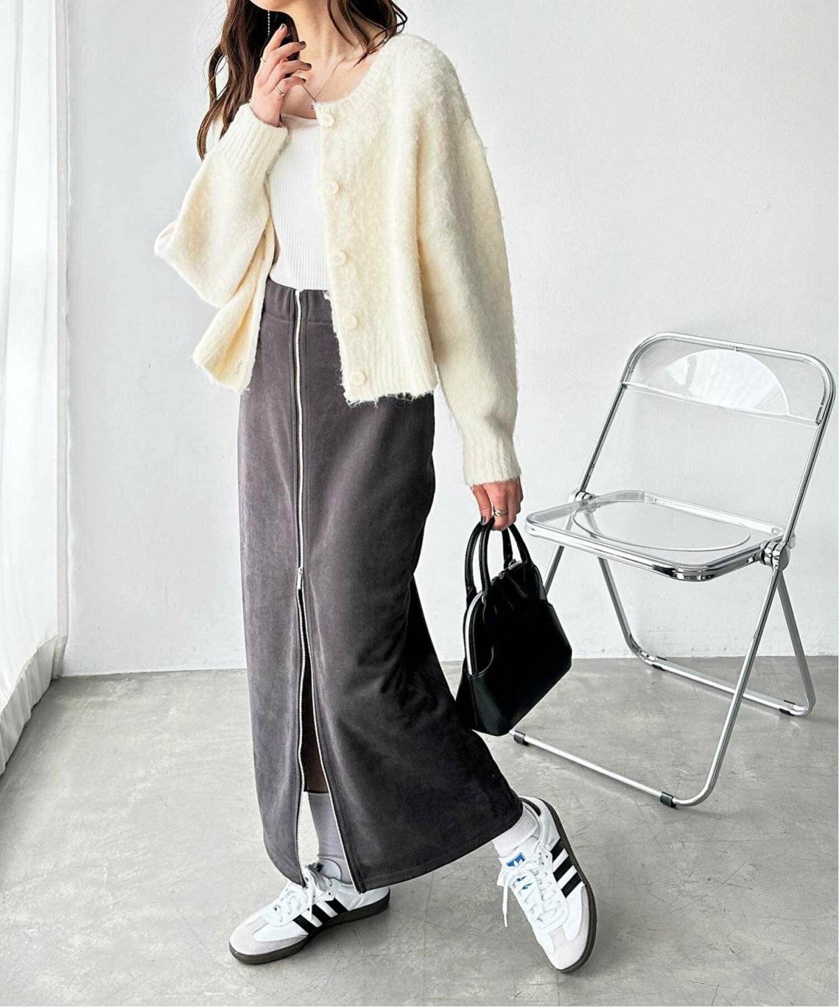 ロングスカートコーデの女性