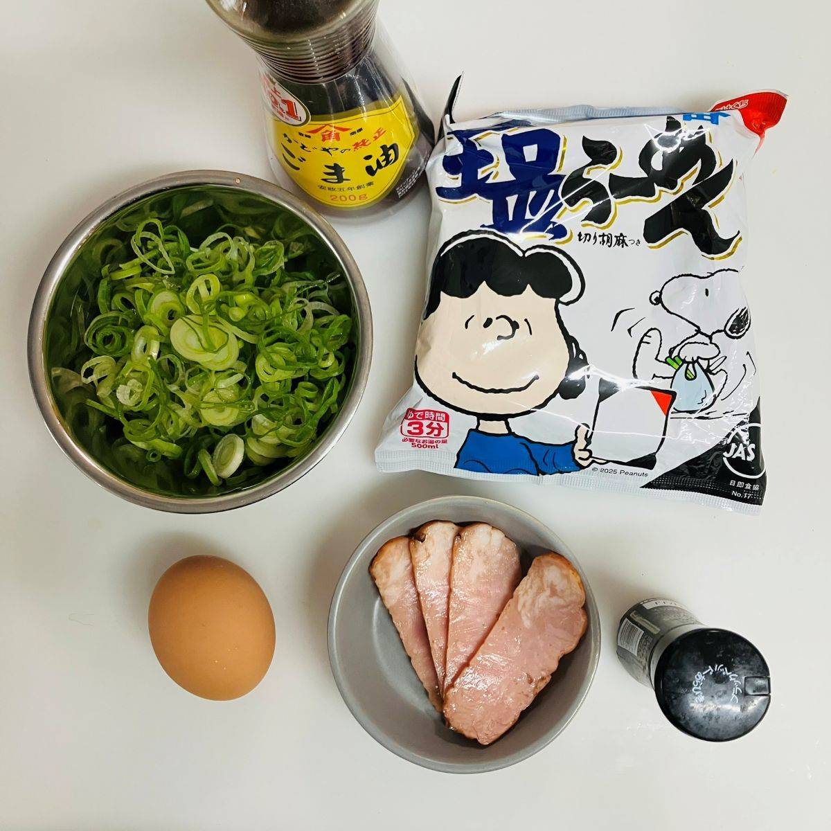 サッポロ一番公式の「どっさりねぎの塩らーめん〜ごま油添え〜」のレシピ