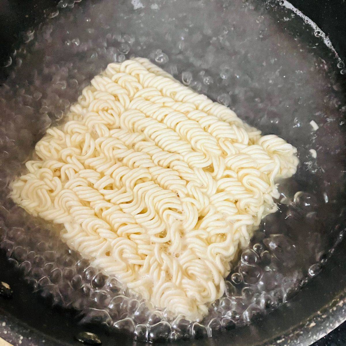 サッポロ一番公式の「どっさりねぎの塩らーめん〜ごま油添え〜」のレシピ