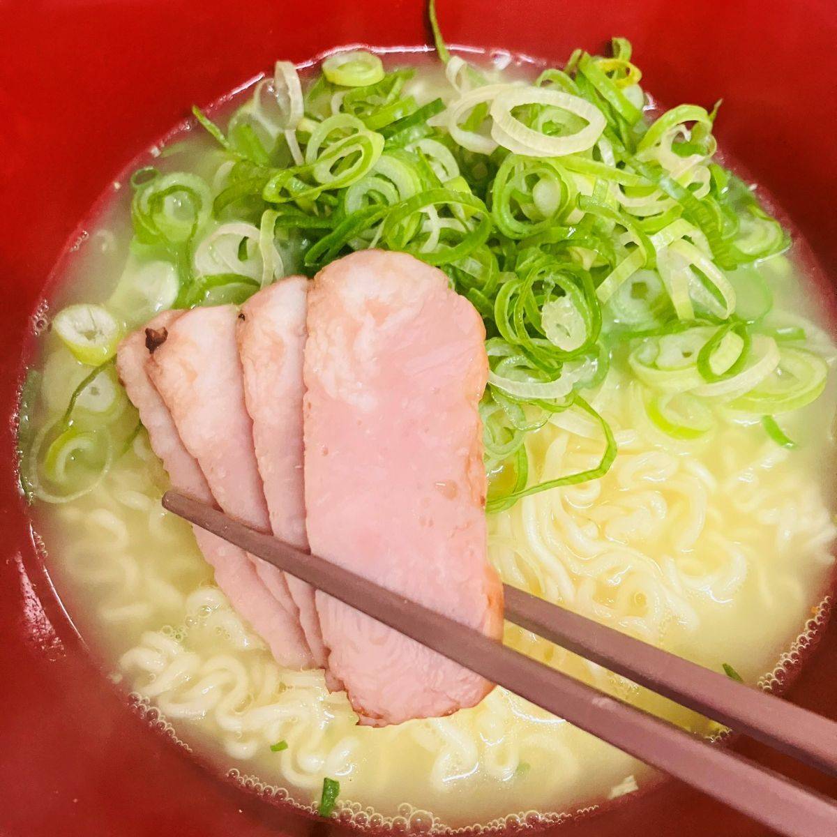 サッポロ一番公式の「どっさりねぎの塩らーめん〜ごま油添え〜」のレシピ