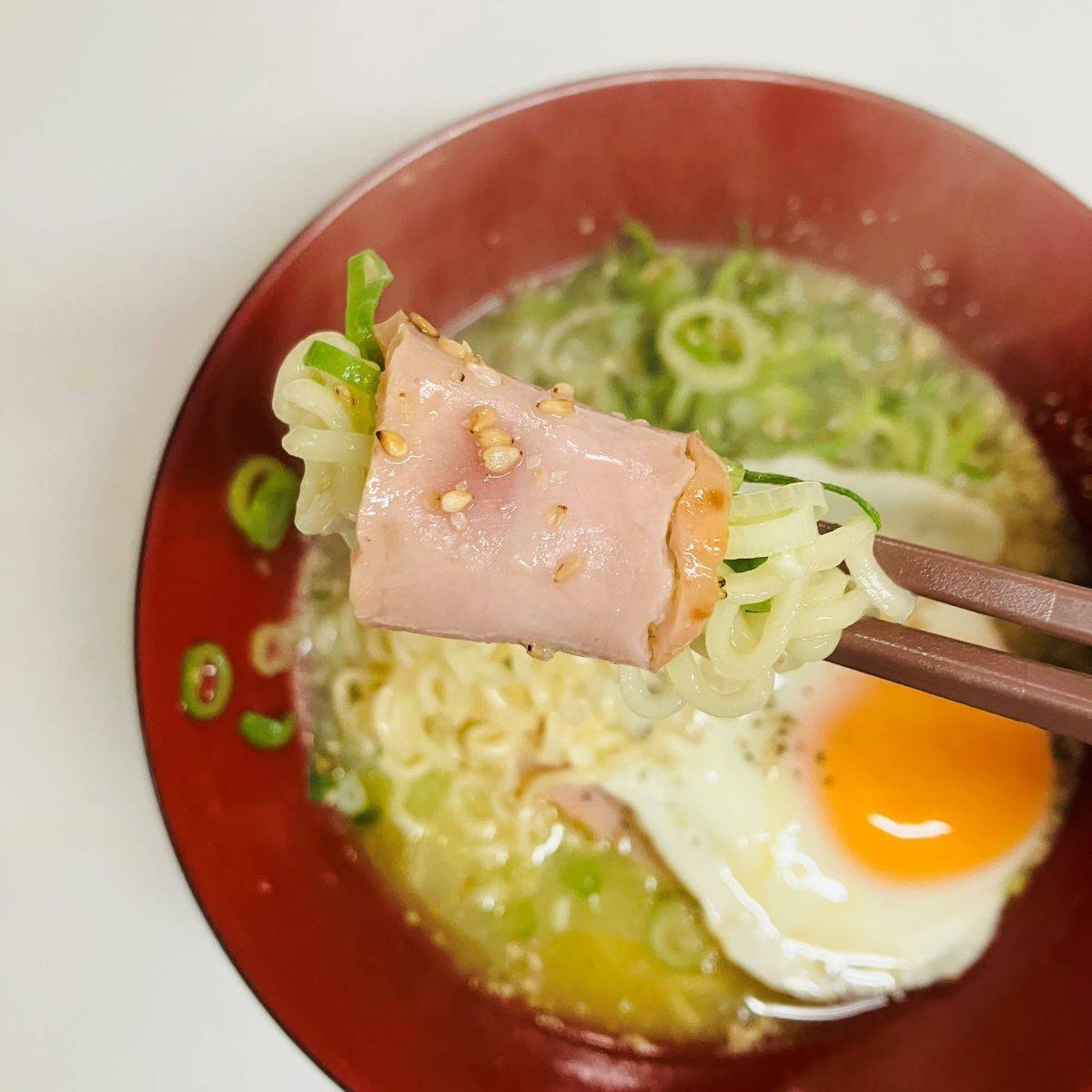 サッポロ一番公式の「どっさりねぎの塩らーめん〜ごま油添え〜」のレシピ