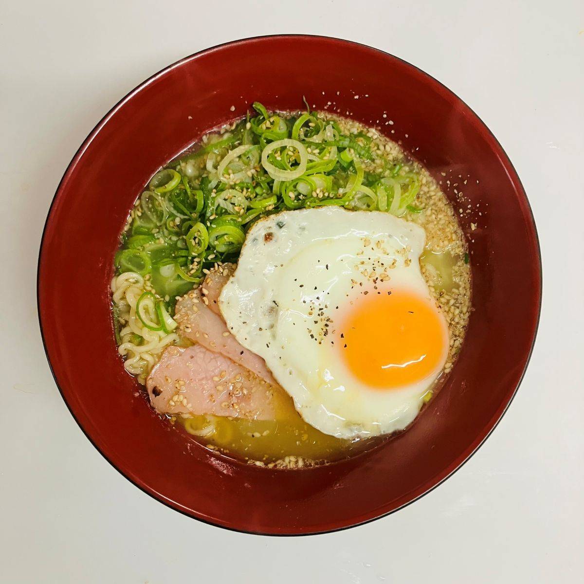 サッポロ一番公式の「どっさりねぎの塩らーめん〜ごま油添え〜」のレシピ