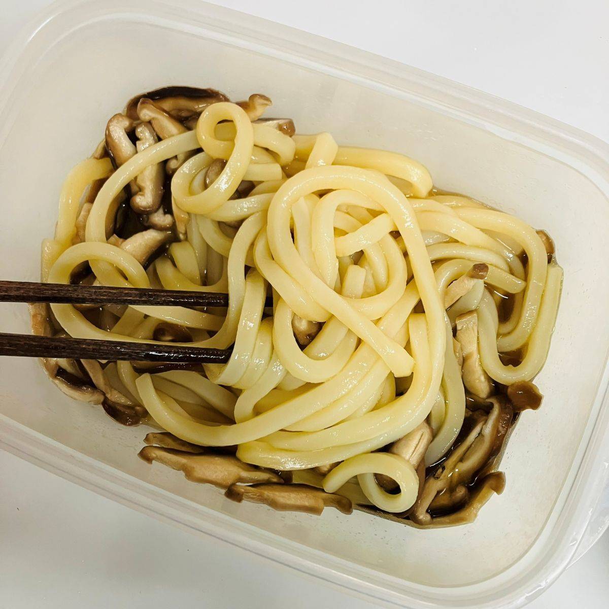 テーブルマーク公式の「えのきバターうどん」のレシピ