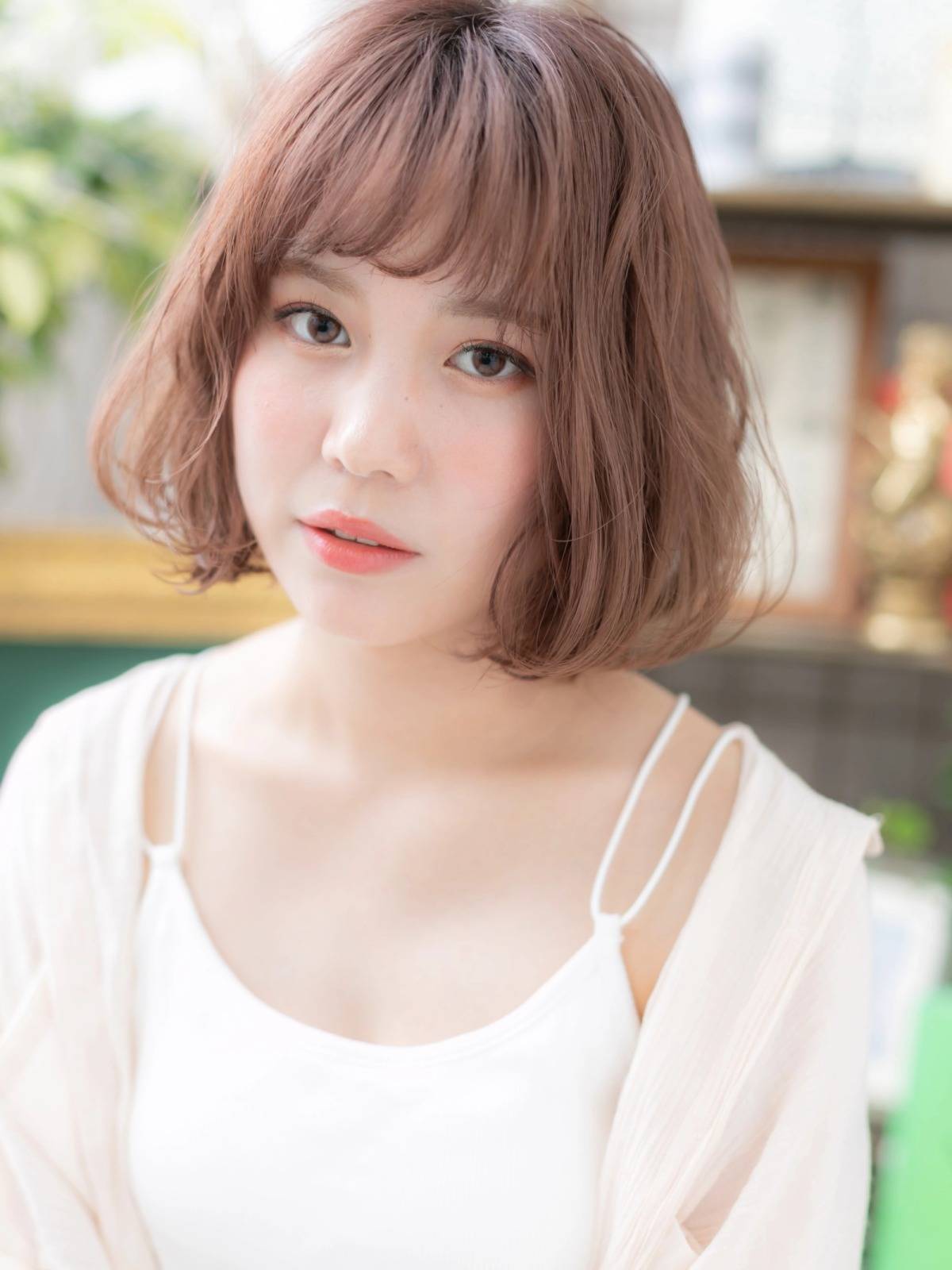 くすみピンクのほつれボブ