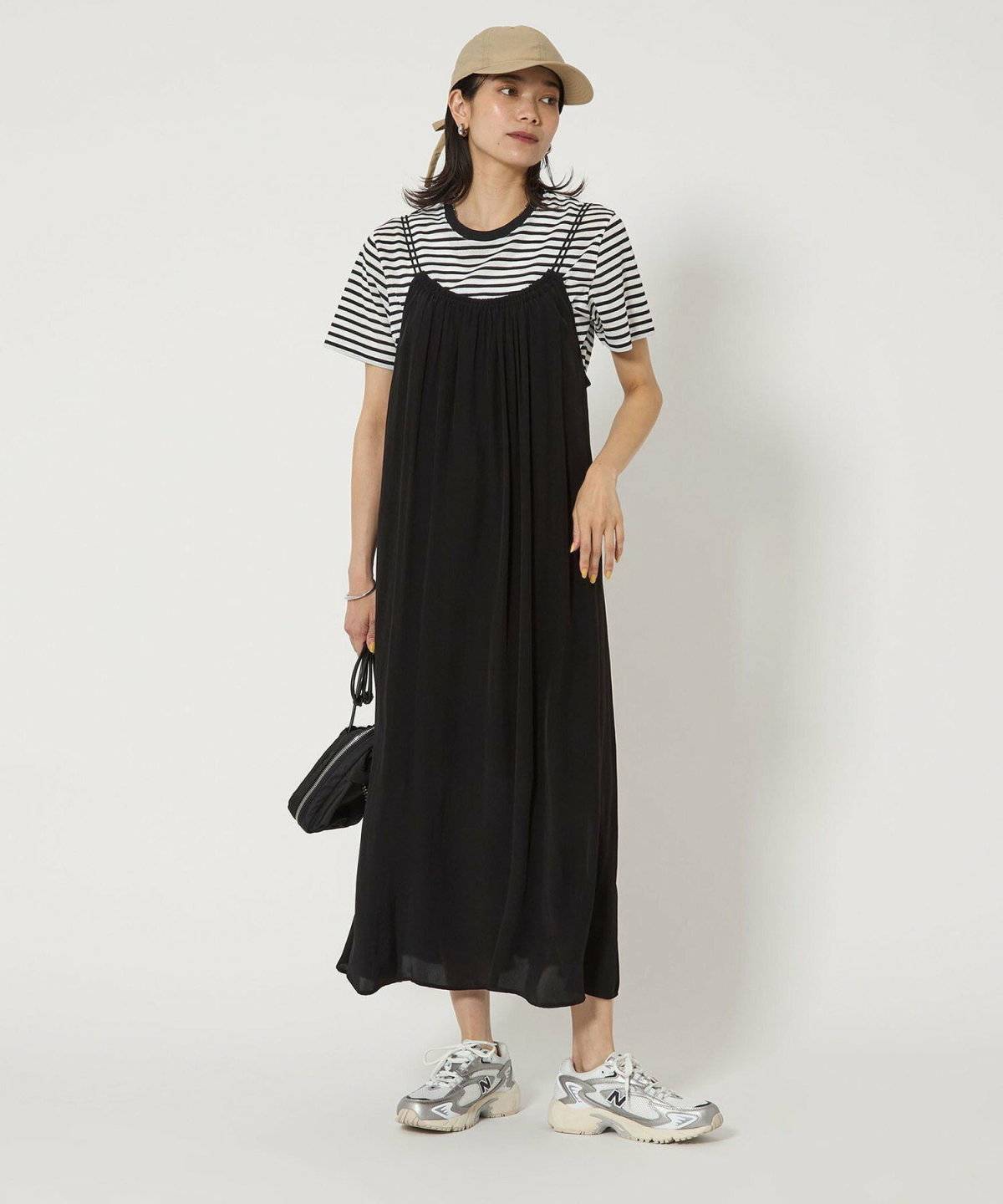 ボーダー柄のドッキングワンピースを着た女性