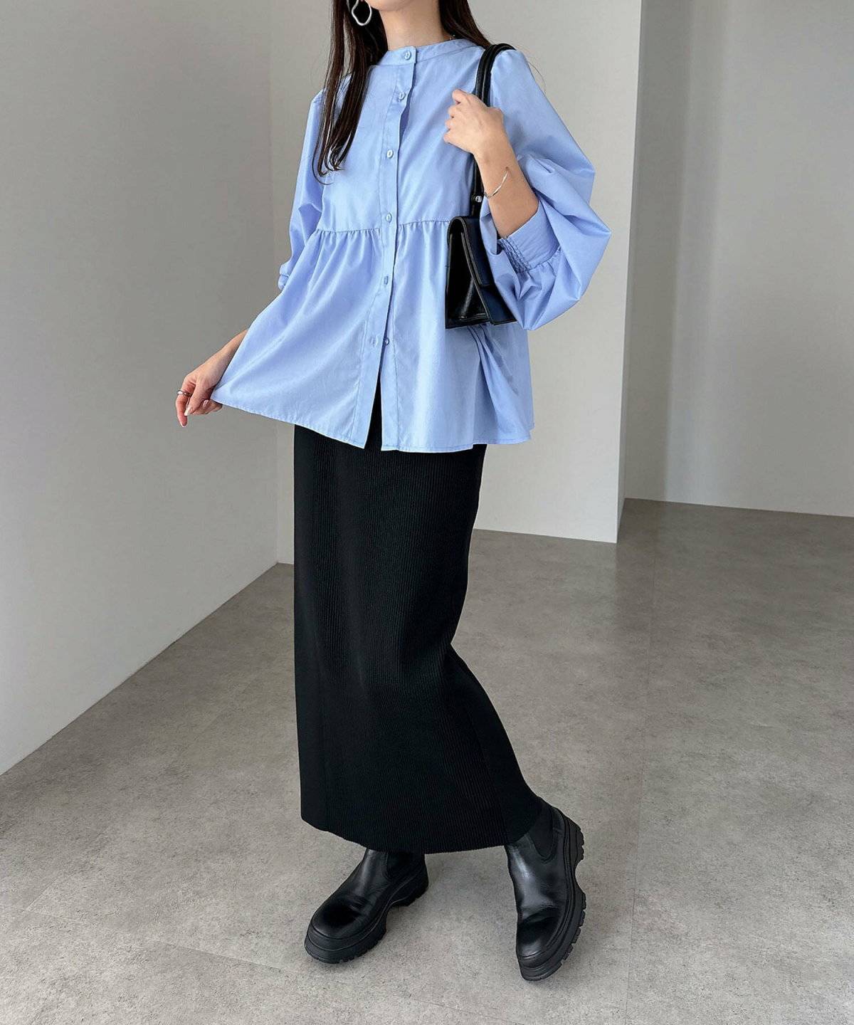 ブラウスにスカートを合わせた女性