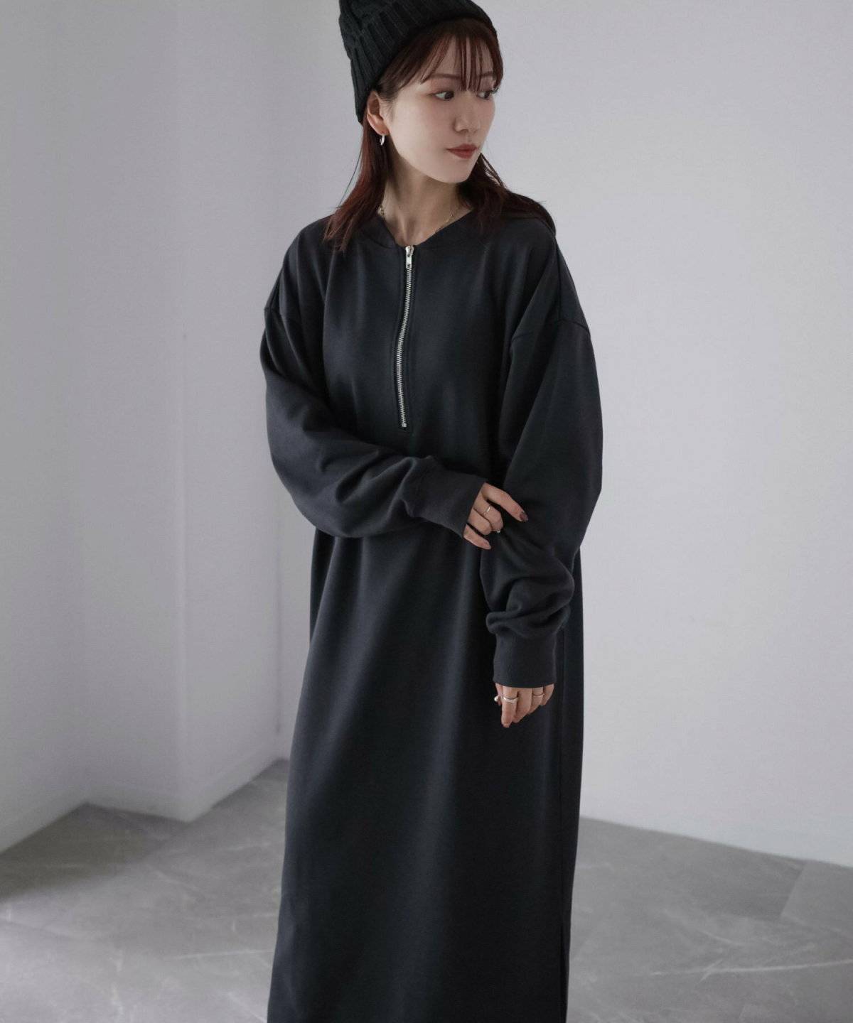 グレーのワンピースを着た女性