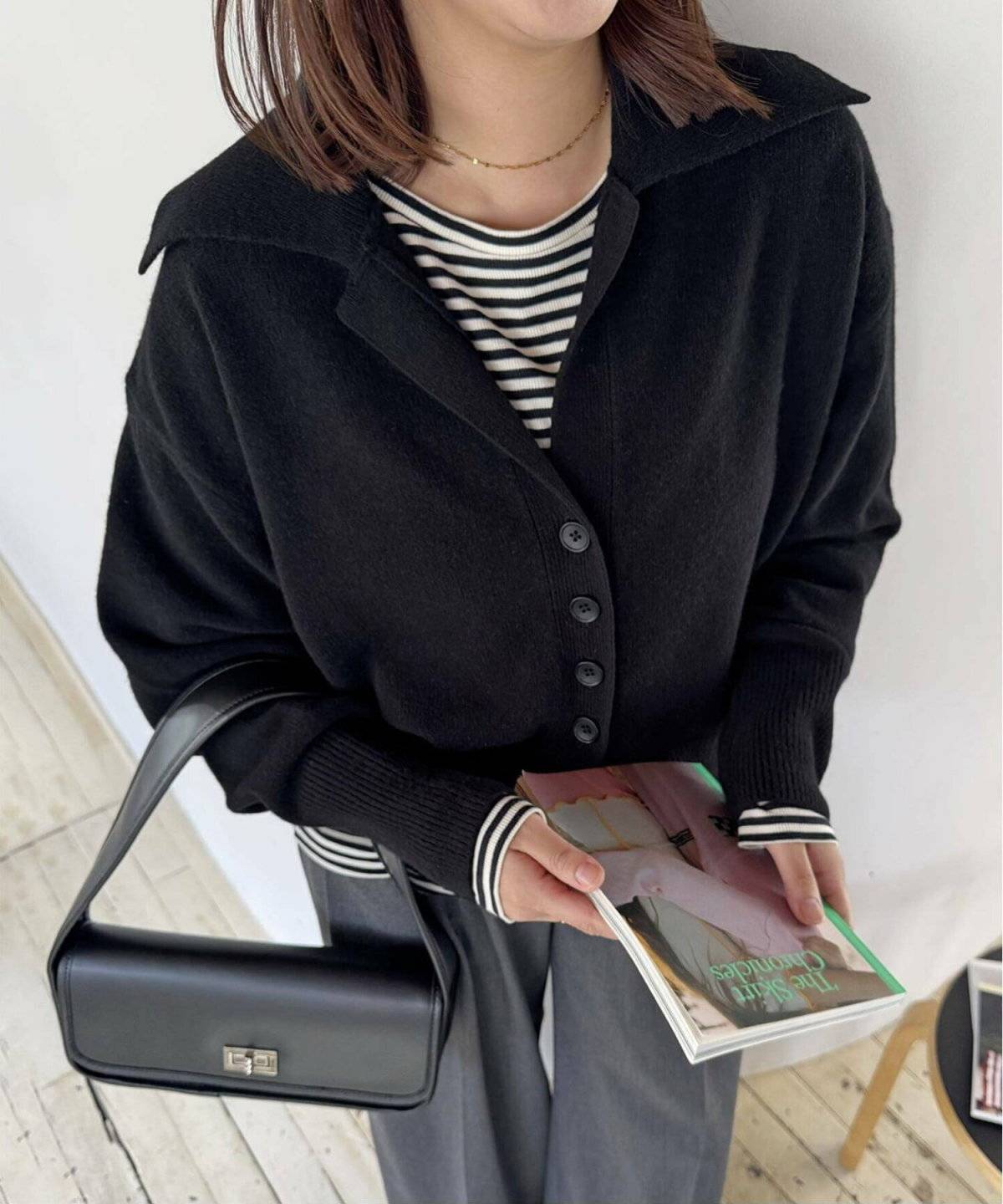 モノトーンコーデの女性