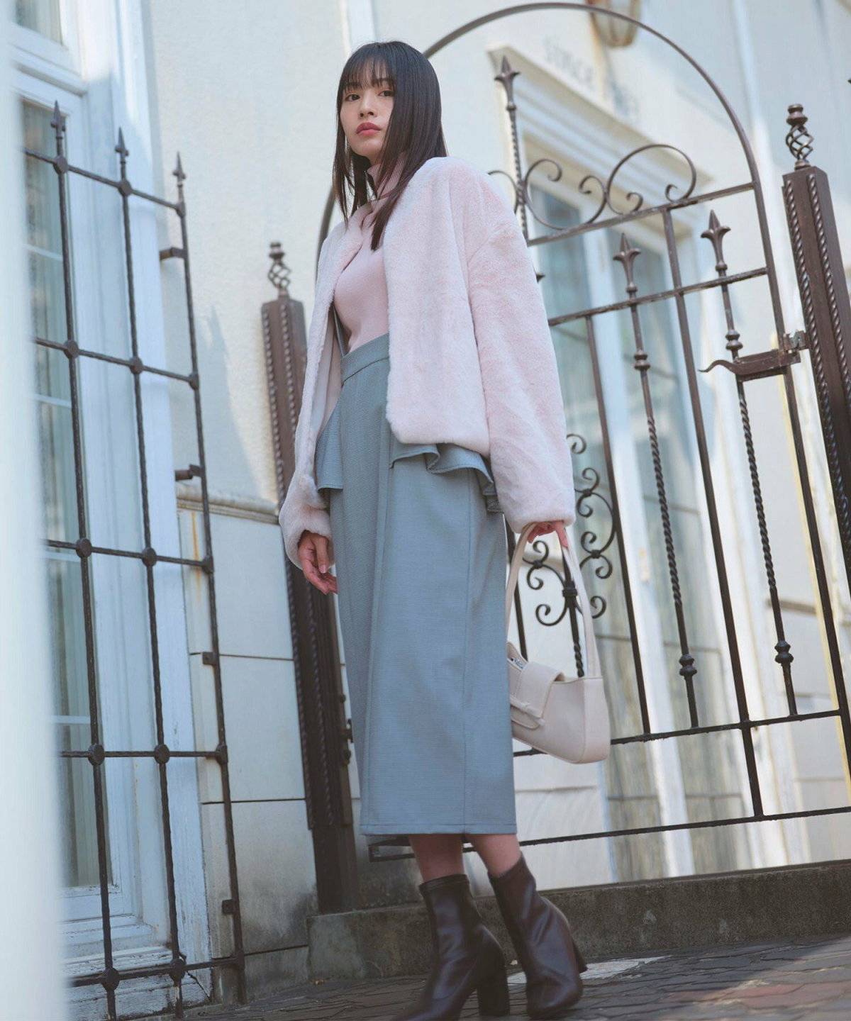 スカートコーデの女性