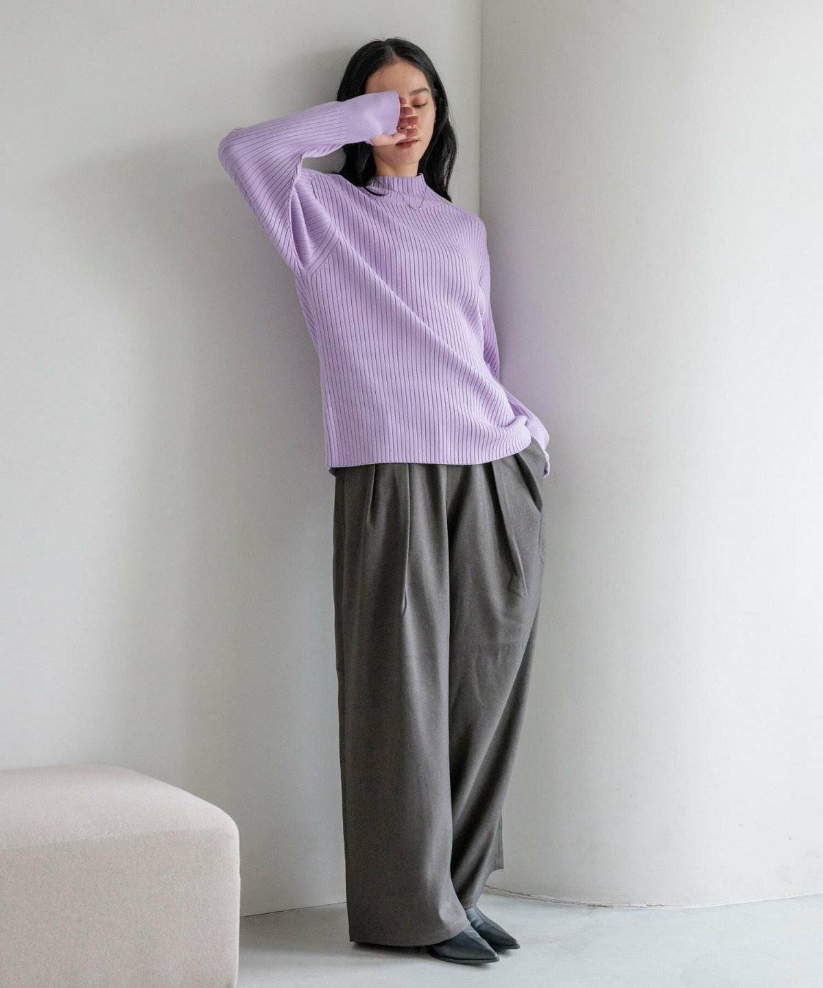 パンツコーデの女性