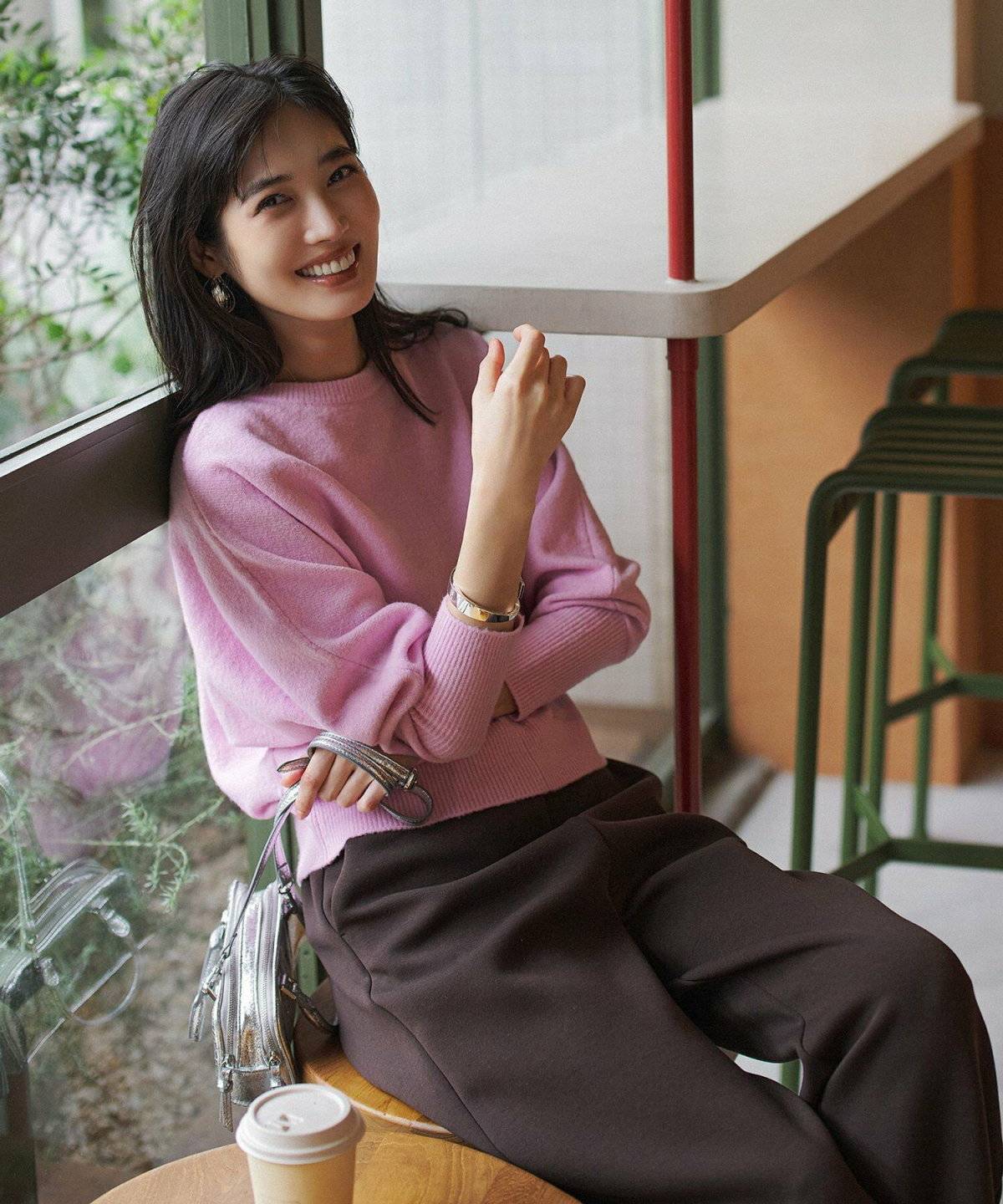 パンツコーデの女性