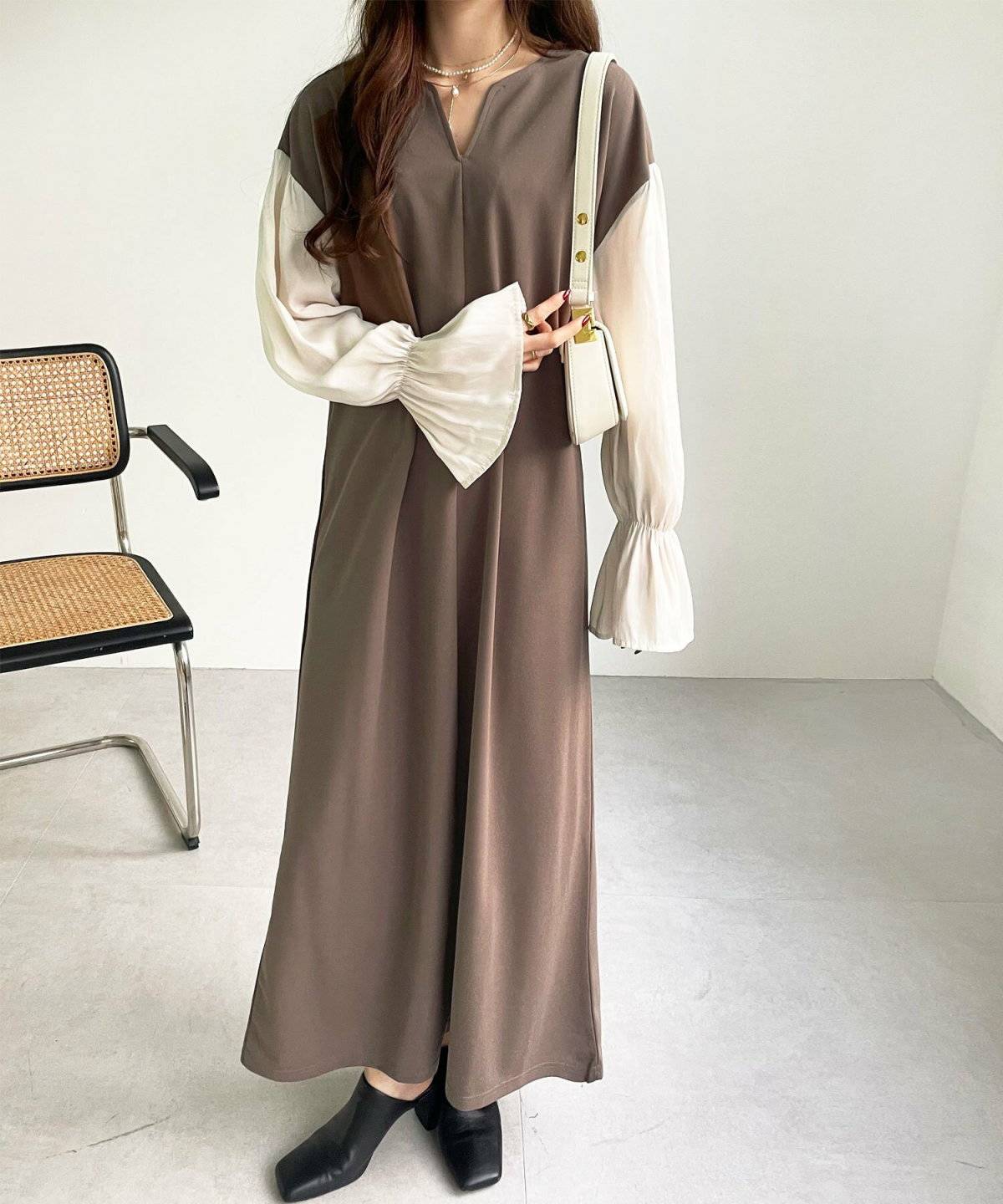 ワンピースコーデの女性