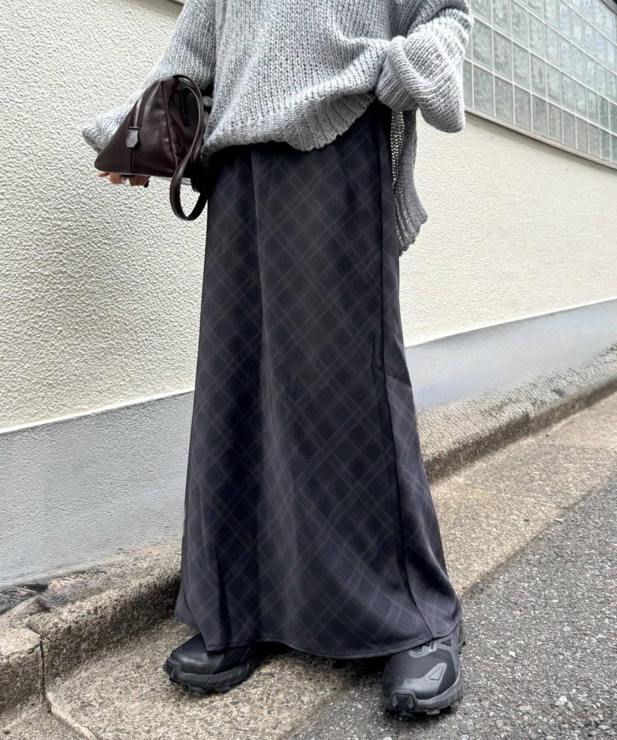 スカートコーデの女性