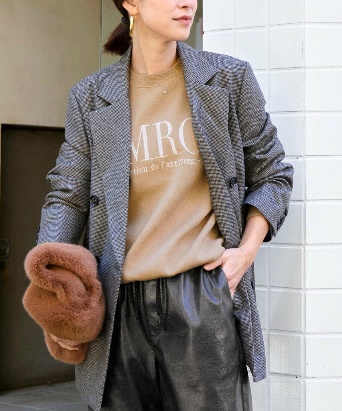 スカートコーデの女性