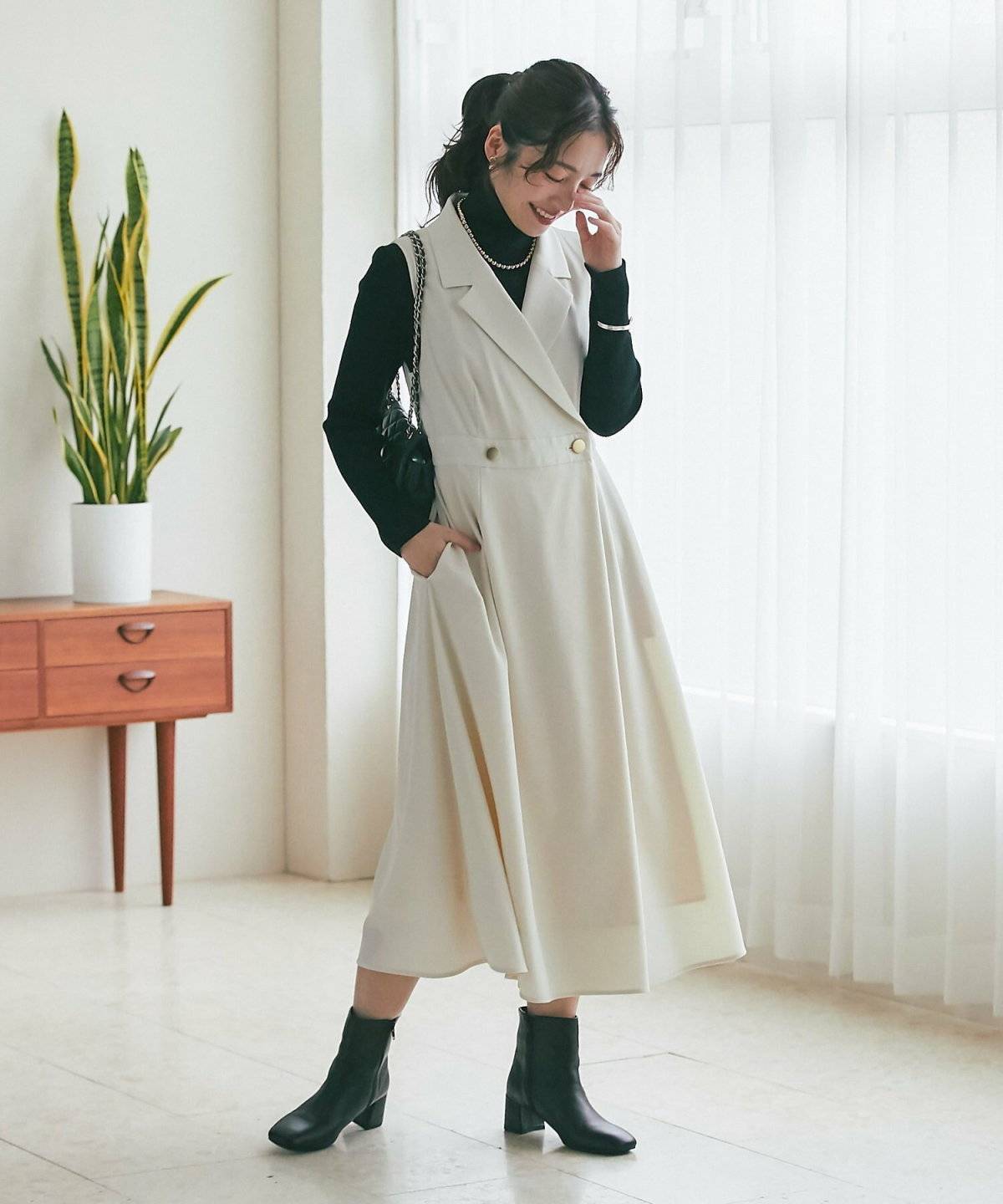 ワンピースコーデの女性