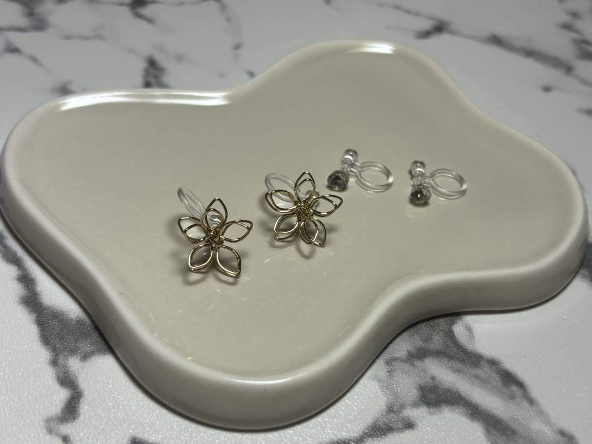 3COINS ワイヤーフラワー樹脂イヤリング ゴールド デザイン