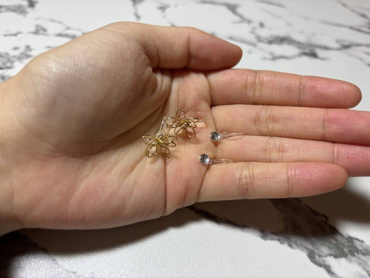 3COINS ワイヤーフラワー樹脂イヤリング ゴールド サイズ感