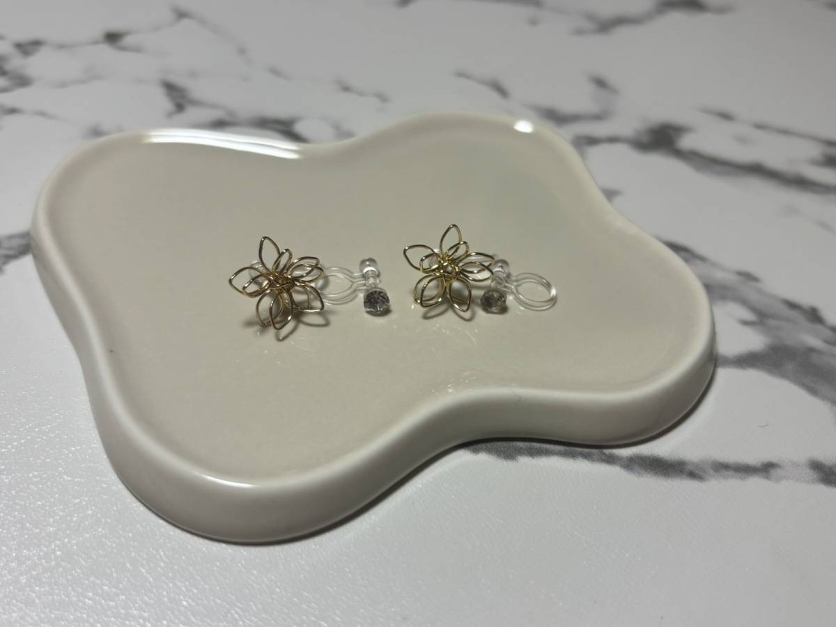 3COINS ワイヤーフラワー樹脂イヤリング ゴールド 組み合わせ