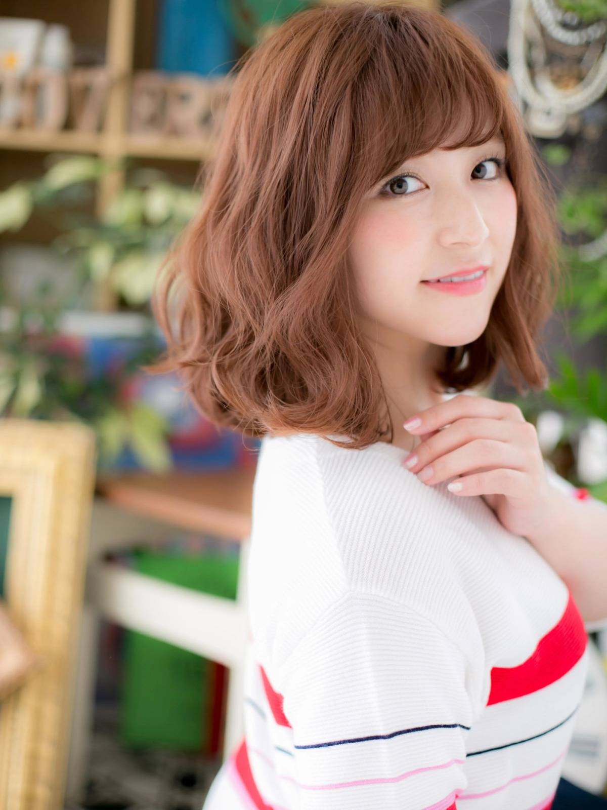 ベージュピンクのゆるふわボブ