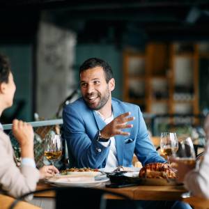  レストランで食事しながら話す男女 
