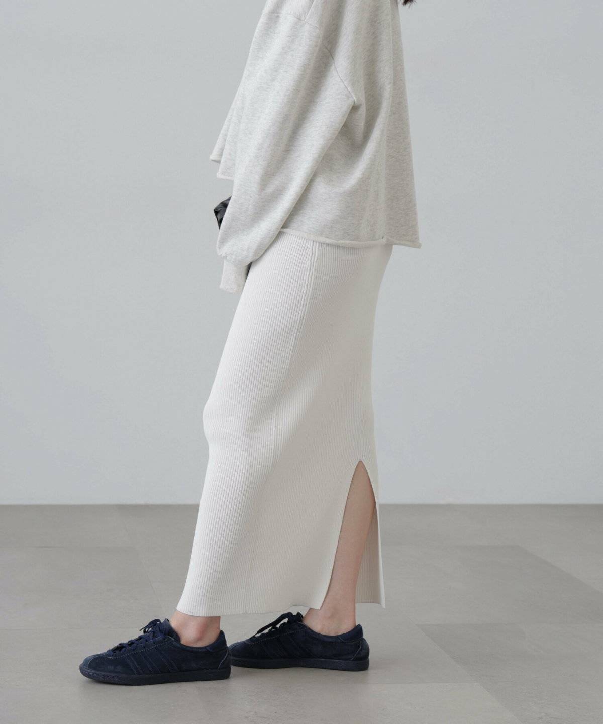 オールホワイトコーデの女性