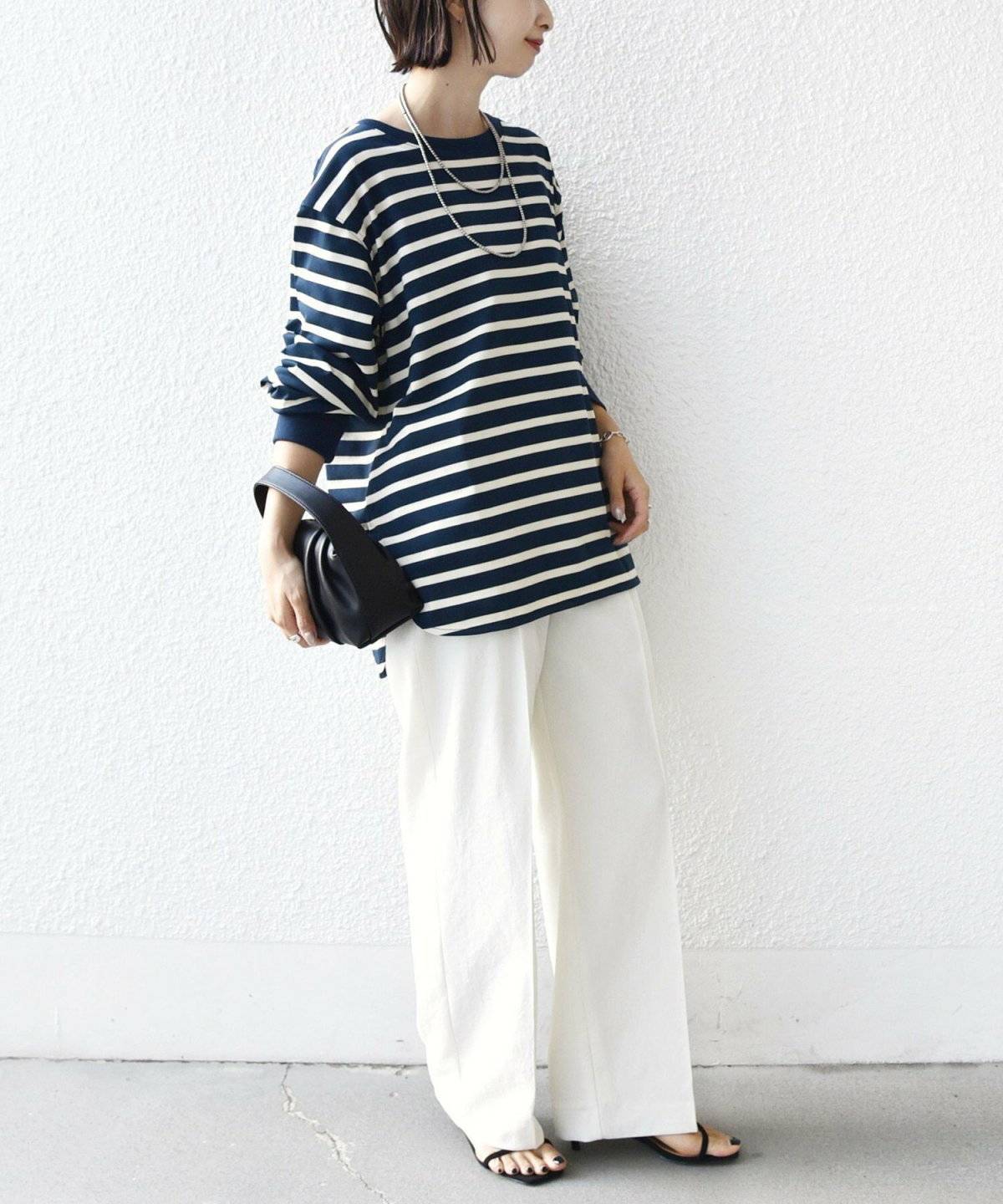 モノトーンコーデの女性