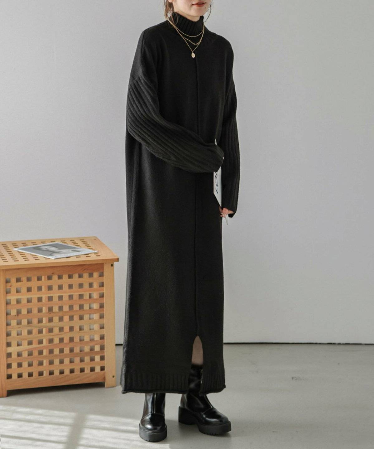 ブラックコーデの女性