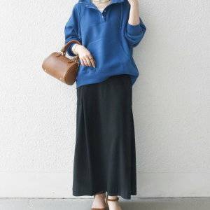  パーカーコーデの女性 