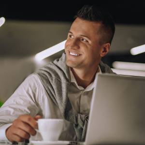  仕事中に遠くを見る男性 