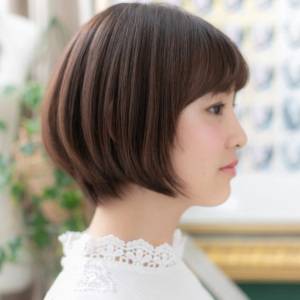  シンプルな前下がりボブ 