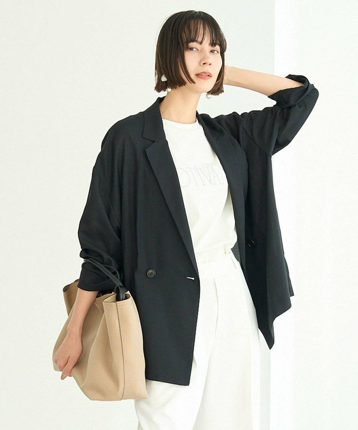 モノトーンコーデの女性