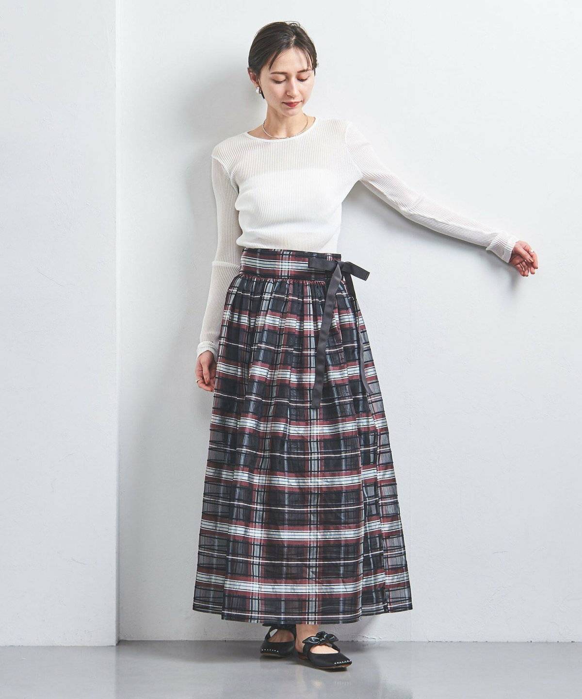 モノトーンコーデの女性