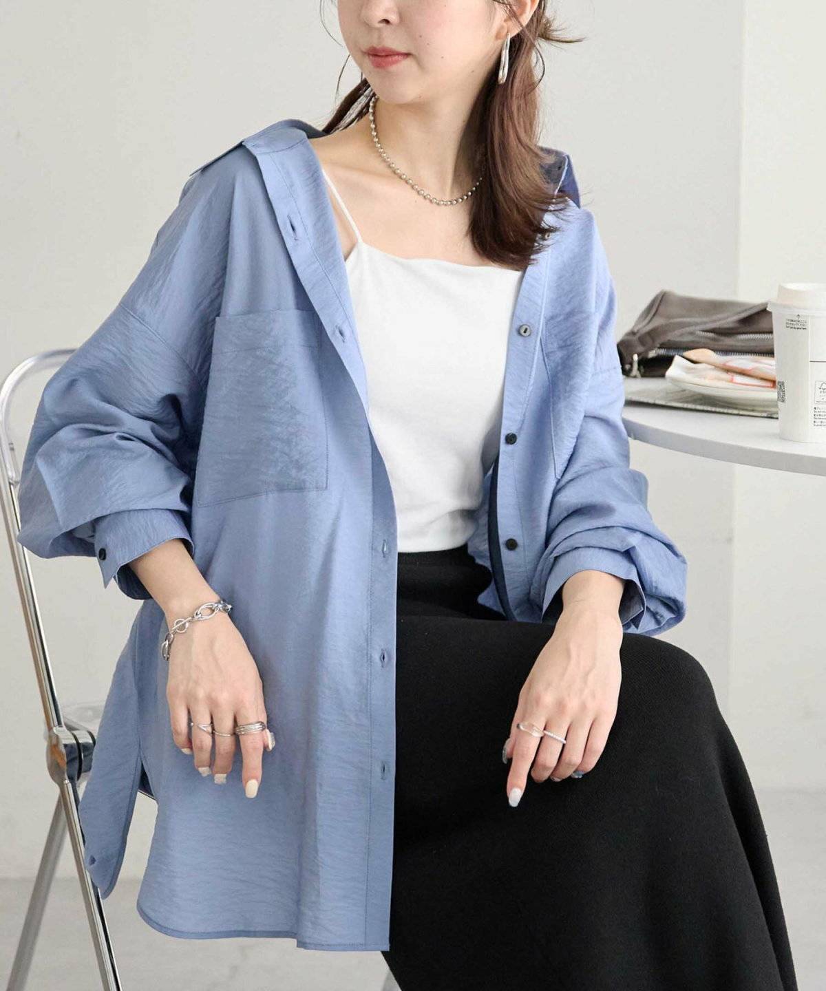 ブルーのシャツに黒スカートを合わせたコーデ