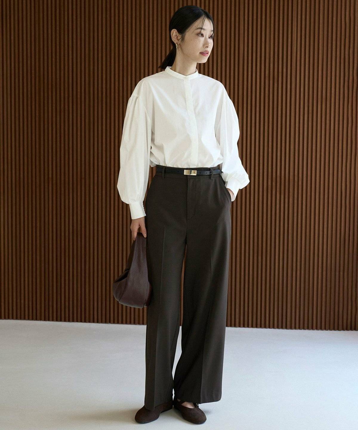 モノトーンコーデの女性