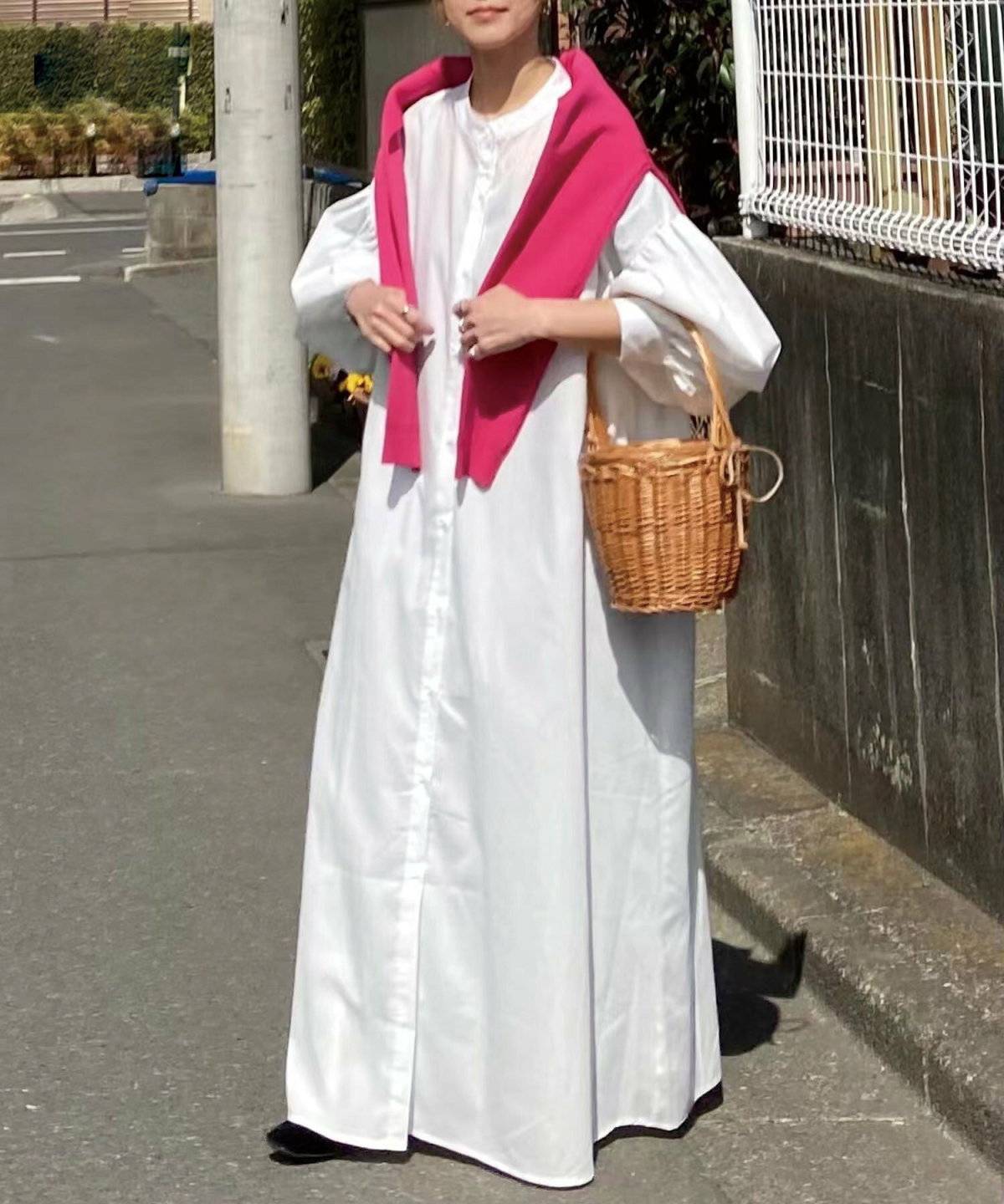 白のシャツワンピースを着た女性