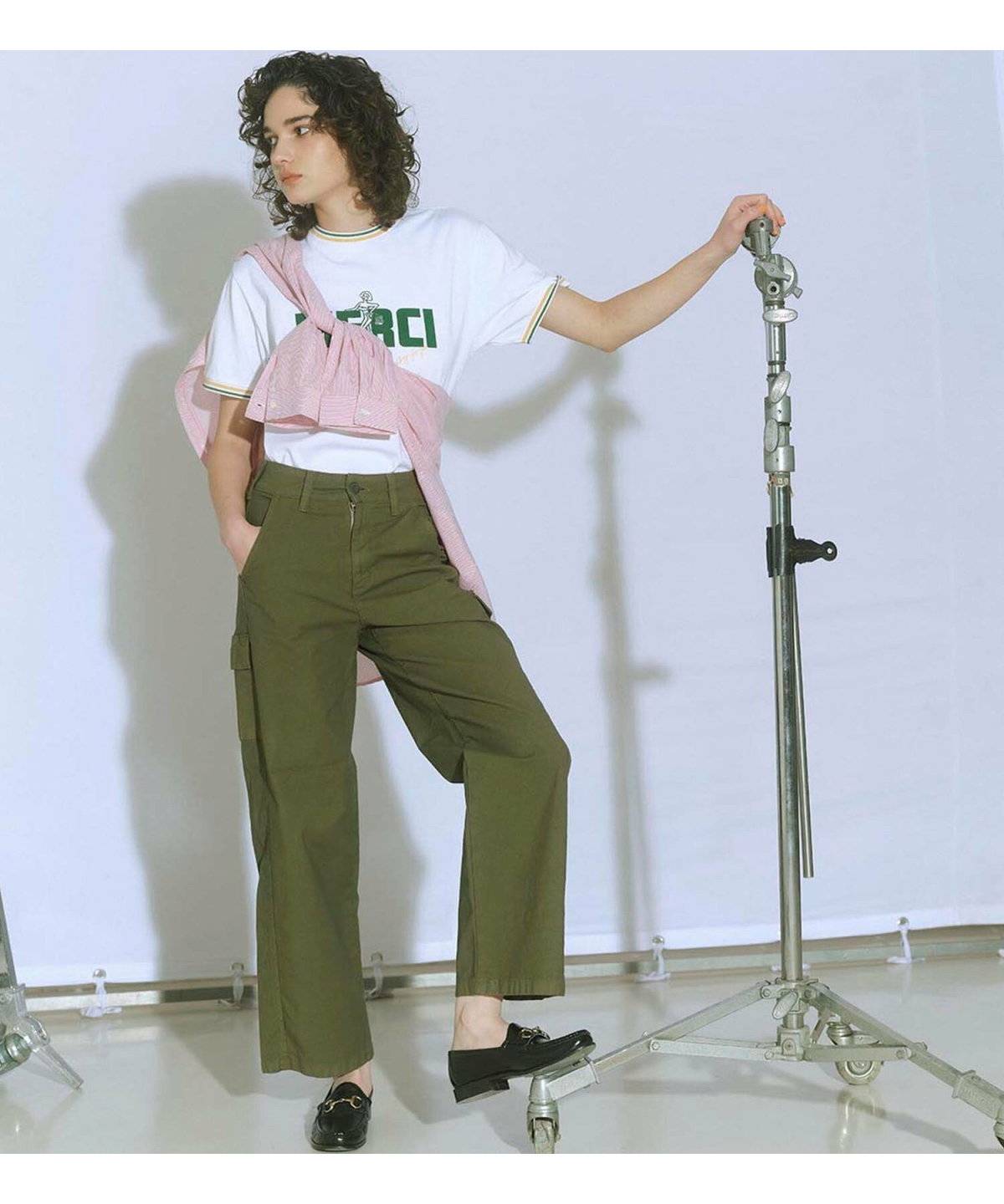 白トップスにカーゴパンツを合わせた女性