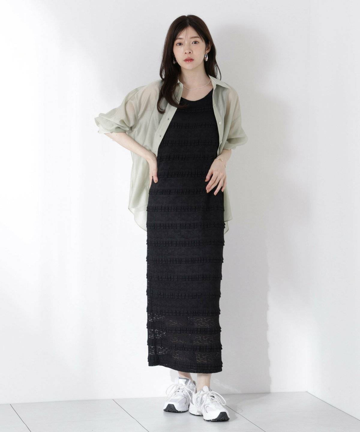 モノトーンコーデの女性