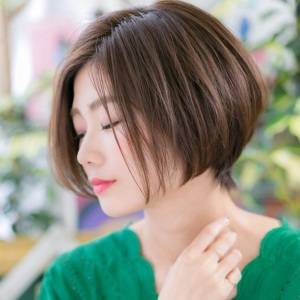  前髪なしの前下がりボブ 