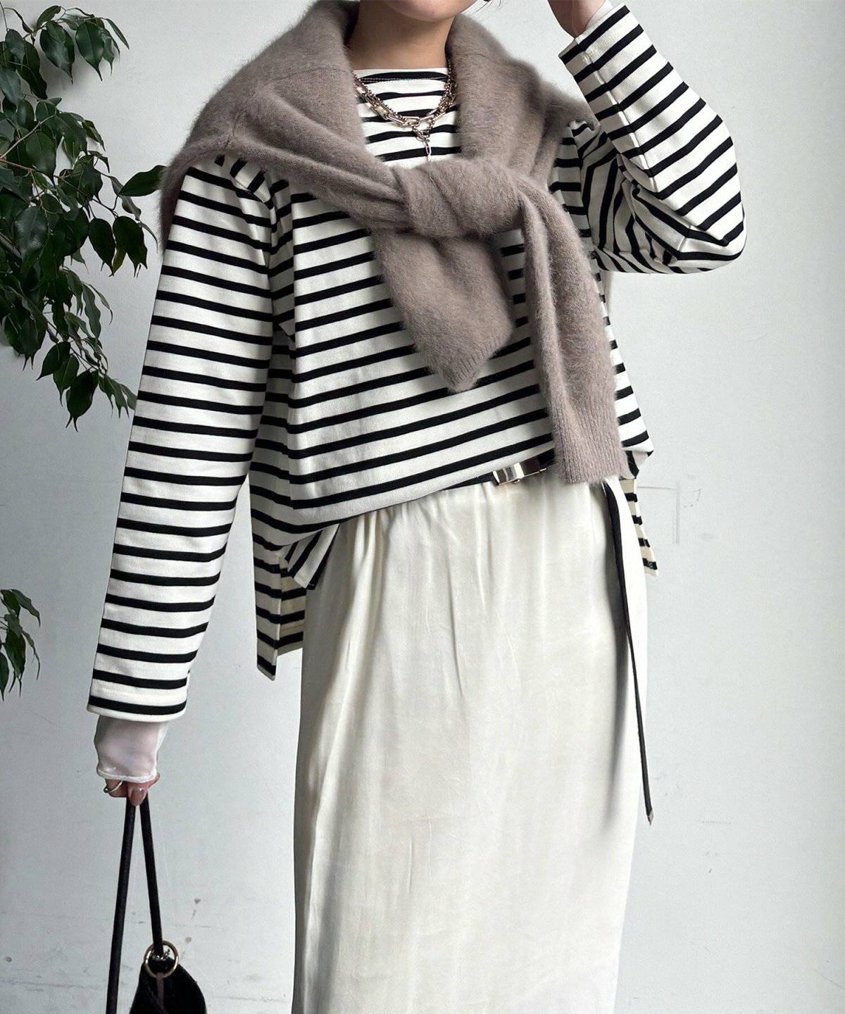 スカートコーデの女性