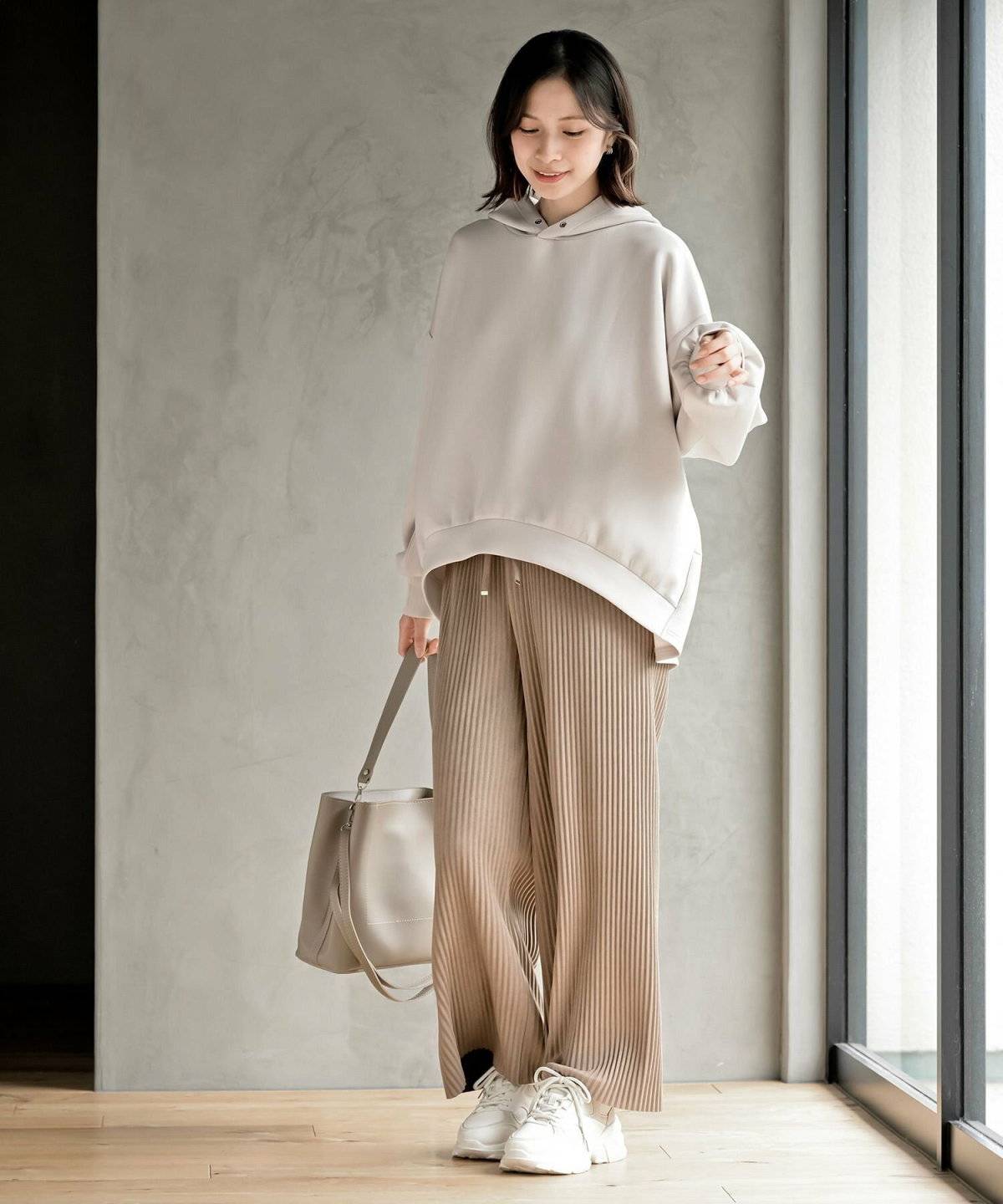 パンツコーデの女性