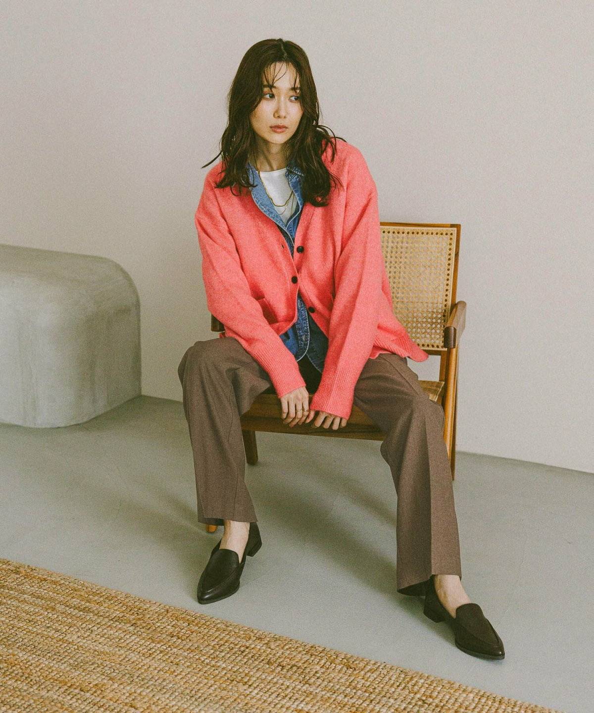 パンツコーデの女性