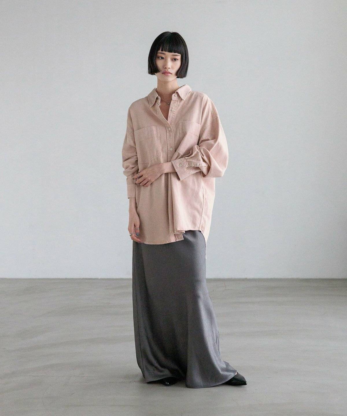 スカートコーデの女性